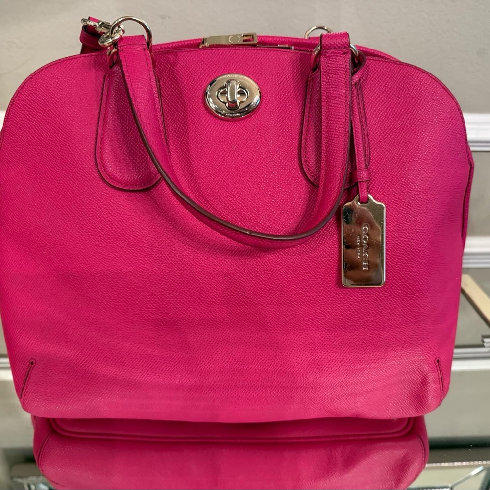 Michael Kors lightly used handbag.  Looks like new.